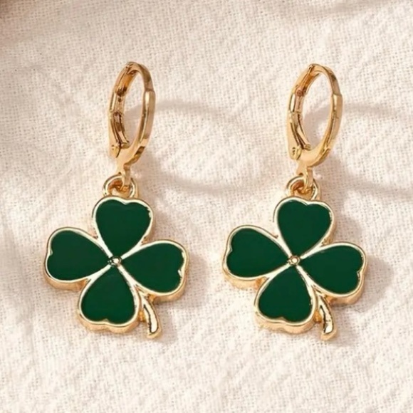 ✨Modcloth Paddy Green Shamrock Earrings - Picture 7 of 7